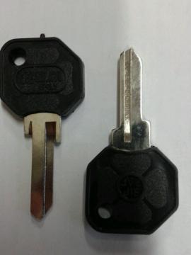 CHIAVE AUTO D'EPOCA  ALFA ROMEO PIAGGIO   AUTOBIANCHI FIAT IVECO MASERATI SEAT