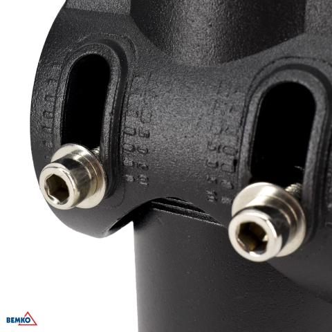 STAFFA REGOLABILE  DI ILLUMINAZIONE CON STAFFA DA 60 mm SU PALO NERO DA 60 mm