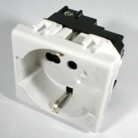 BTICINO SERIE MATIX PRESA SCUKO UNIVERSALE AM5440/16-