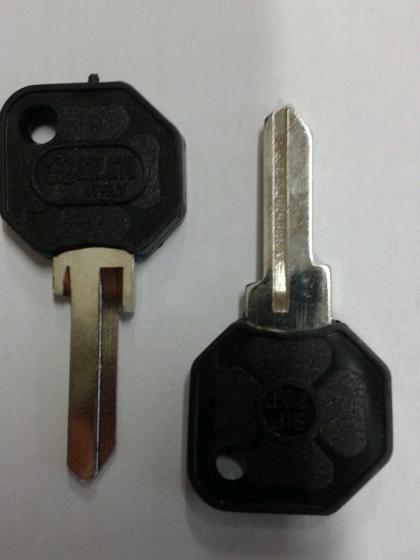 CHIAVE AUTO D'EPOCA  ALFA ROMEO PIAGGIO   AUTOBIANCHI FIAT IVECO MASERATI SEAT